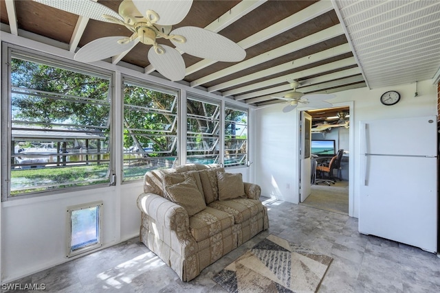 sunroom with ceiling fan