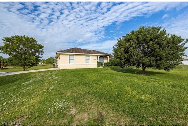 view of front of property featuring a front yard