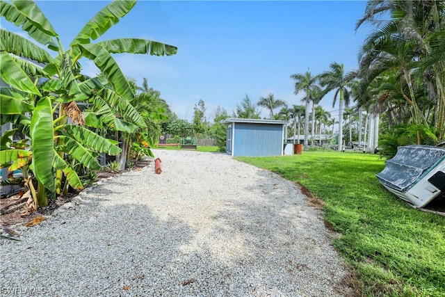 view of yard featuring an outdoor structure