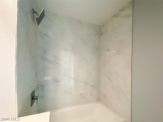 bathroom featuring tiled shower / bath combo