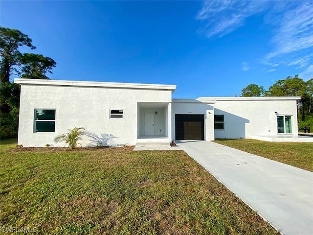 view of front of home featuring a front yard and a garage