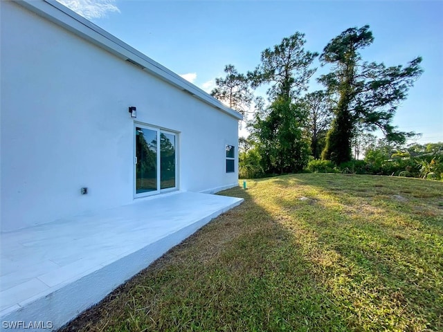 view of yard featuring a patio area