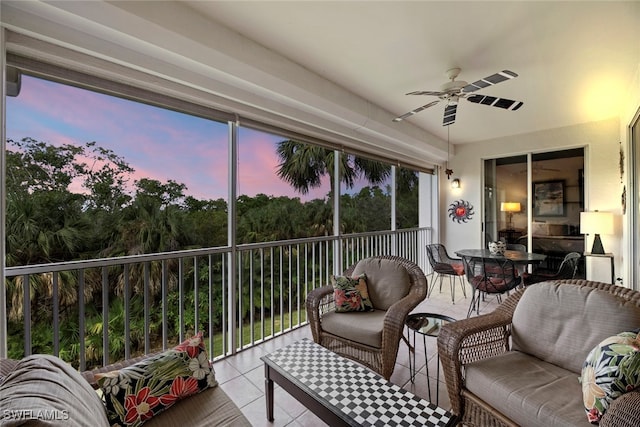 sunroom with ceiling fan