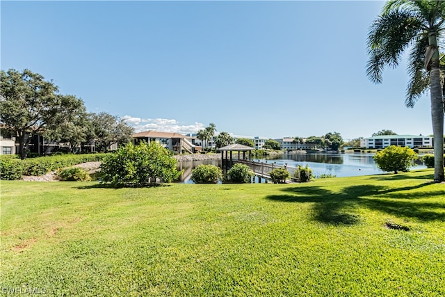 view of yard featuring a water view