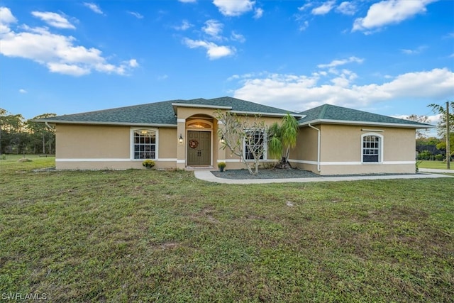 view of front of property featuring a front yard