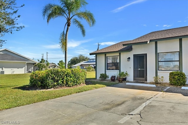 view of front of house with a front lawn