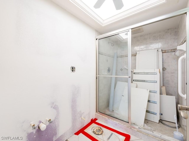 bathroom featuring crown molding, a shower with door, and ceiling fan