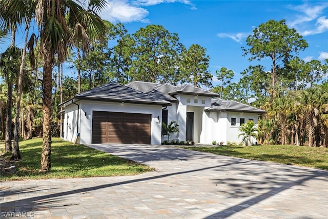 view of front of house featuring a front lawn and a garage