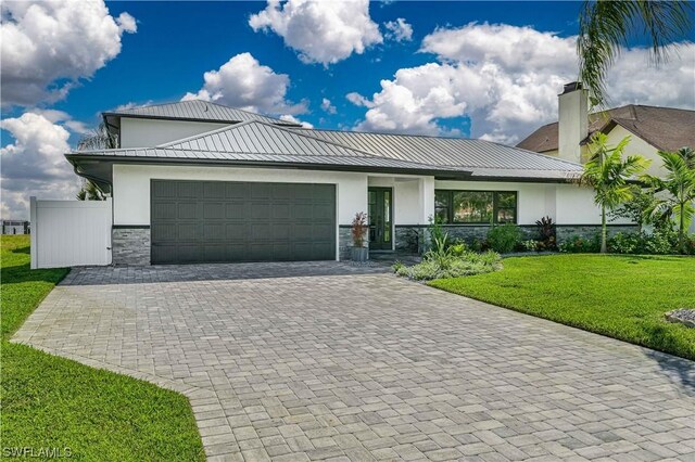 view of front of home featuring a front yard and a garage