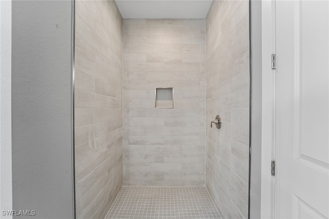 bathroom featuring tiled shower