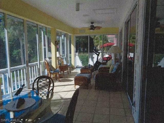 sunroom with ceiling fan