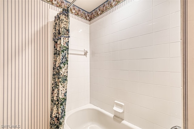 bathroom with shower / bath combo