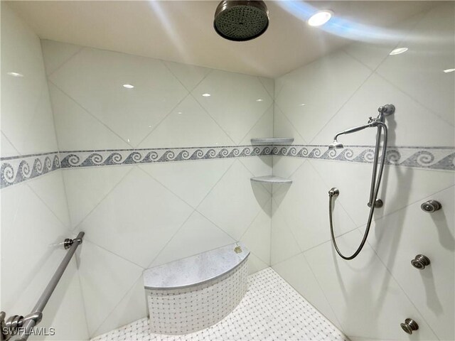 bathroom featuring tiled shower