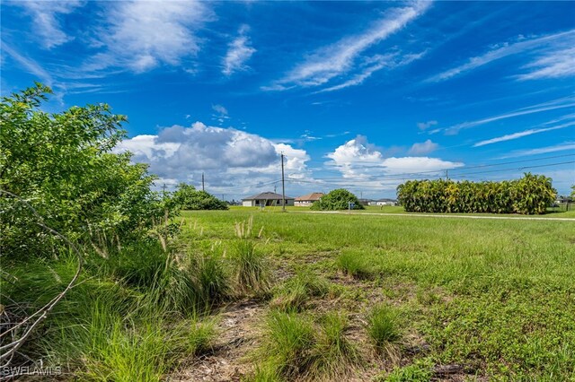 Listing photo 3 for 821 NW 33rd Pl, Cape Coral FL 33993