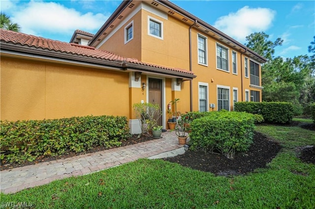 view of front facade with a front lawn