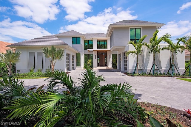 view of front facade featuring stucco siding and driveway