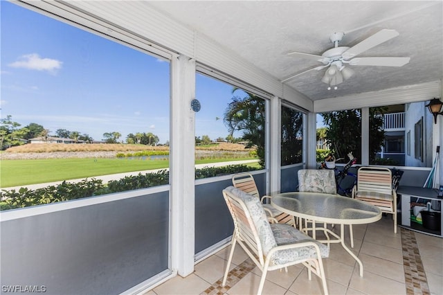 sunroom with ceiling fan