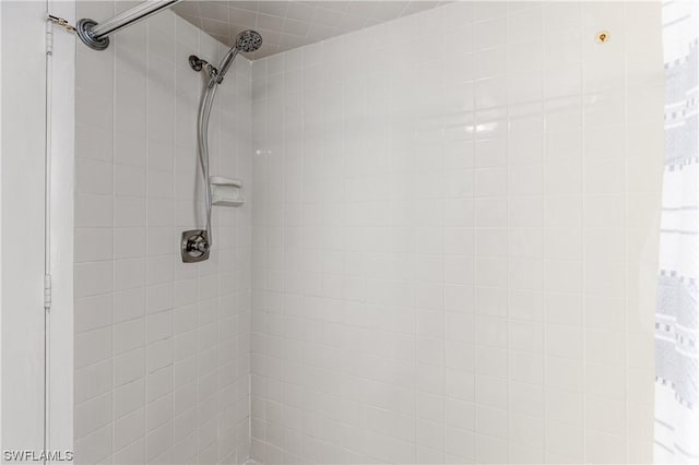 bathroom featuring tiled shower