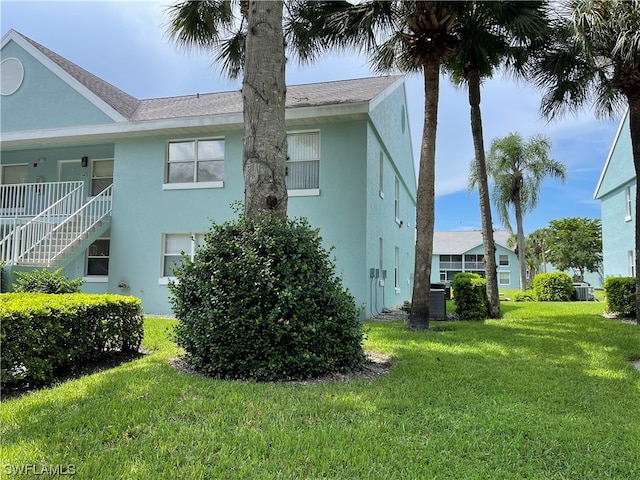 view of side of property featuring a lawn