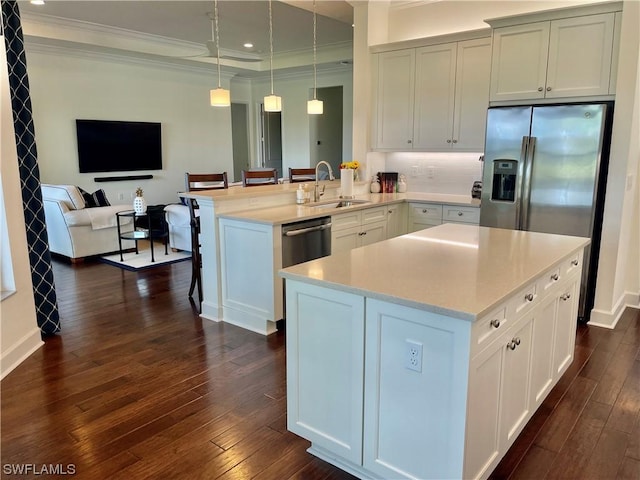 kitchen featuring kitchen peninsula, sink, dark hardwood / wood-style floors, and decorative light fixtures