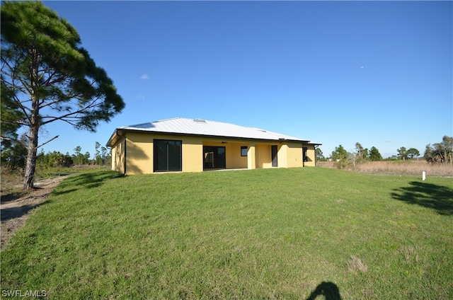 back of house featuring a yard