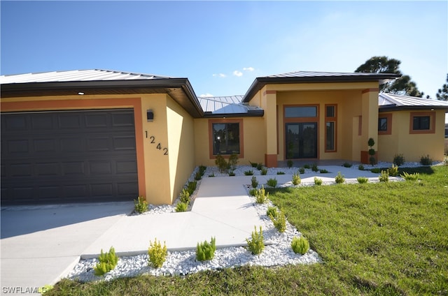 view of front of home featuring a front lawn and a garage