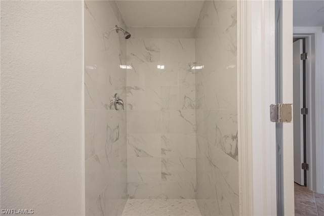 bathroom featuring a tile shower