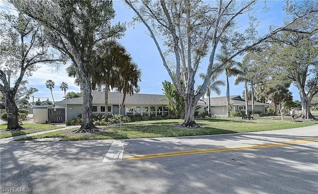 view of front of property featuring a front yard