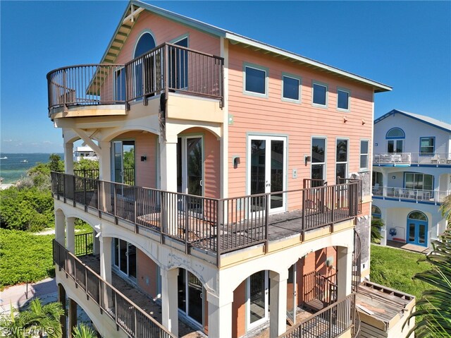 view of front of home featuring a balcony