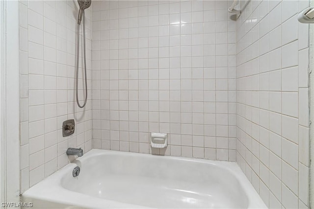 bathroom with tiled shower / bath