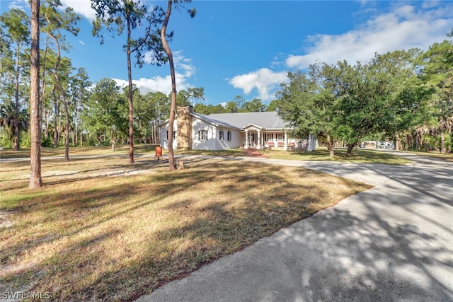 view of front of house featuring a front yard