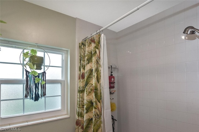 bathroom featuring a shower with shower curtain