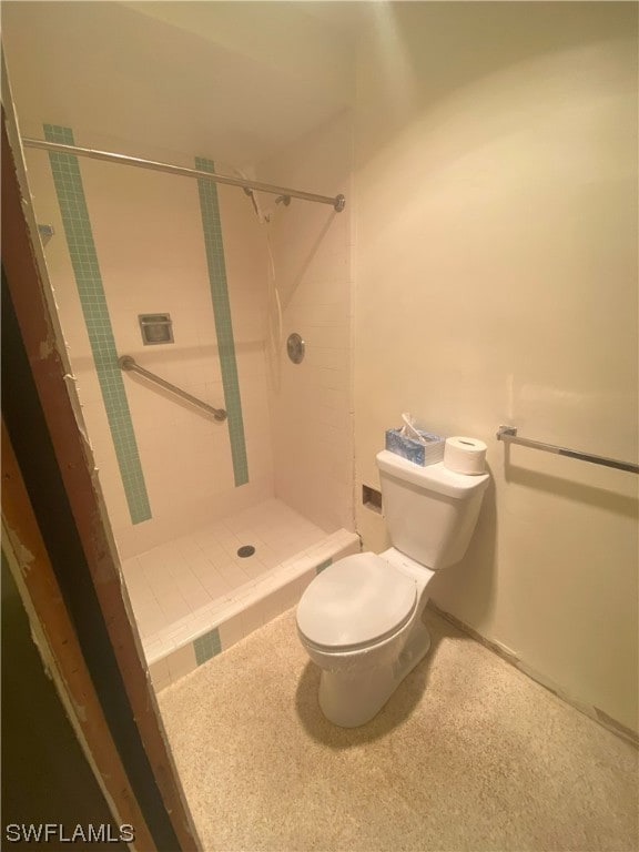 bathroom featuring toilet and tiled shower