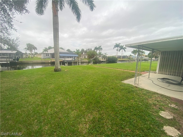 view of yard featuring a water view