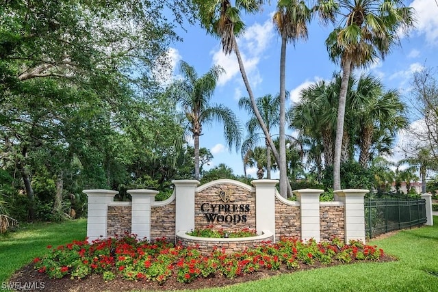 community / neighborhood sign featuring a lawn