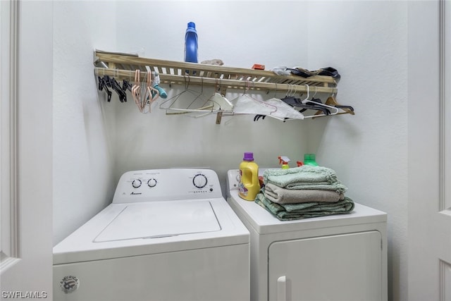 washroom featuring washing machine and clothes dryer