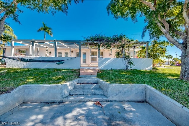 view of front of house featuring a front lawn