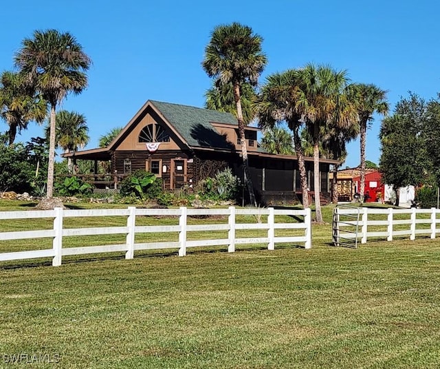 view of front of property featuring a front lawn