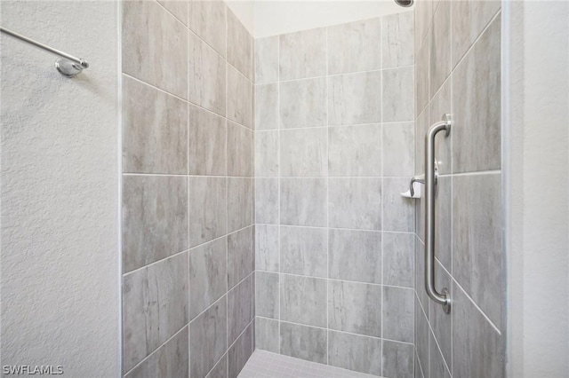 bathroom featuring a tile shower