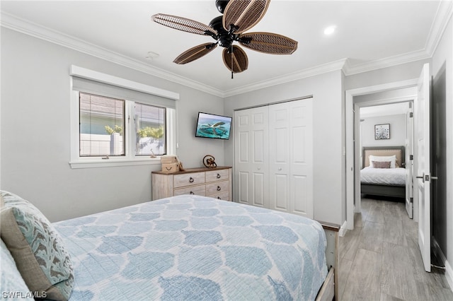 bedroom with crown molding, a closet, ceiling fan, and light wood-type flooring