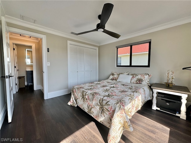 bedroom featuring ceiling fan, wood-type flooring, ornamental molding, and a closet