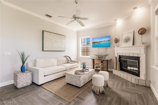 living area with crown molding, visible vents, and baseboards