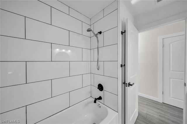 bathroom with tiled shower / bath