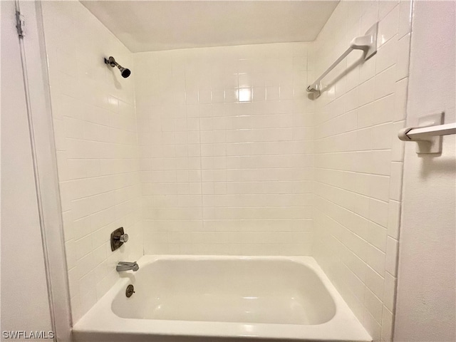 bathroom featuring tiled shower / bath