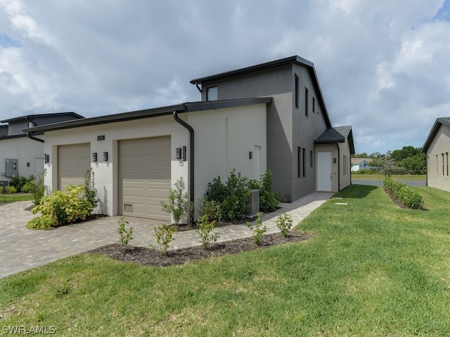 view of front of property featuring a front lawn and a garage