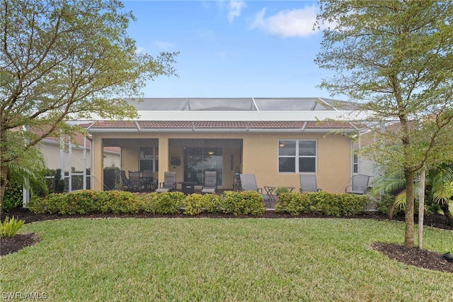 view of front of property featuring a front yard