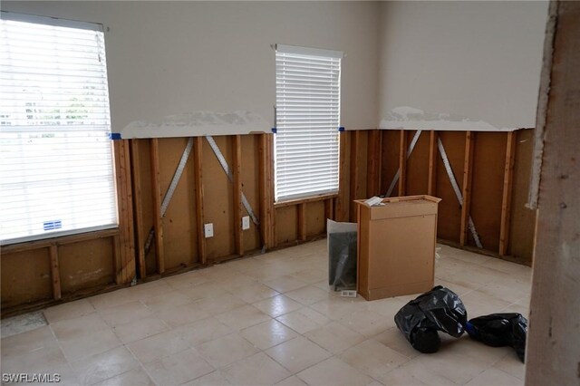 spare room with light tile patterned flooring