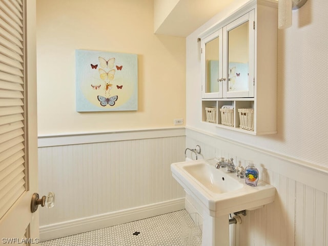 bathroom featuring sink