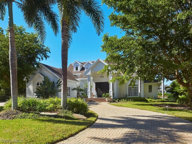 view of front facade featuring a front yard