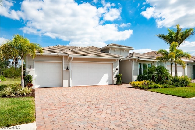 view of front facade featuring a garage